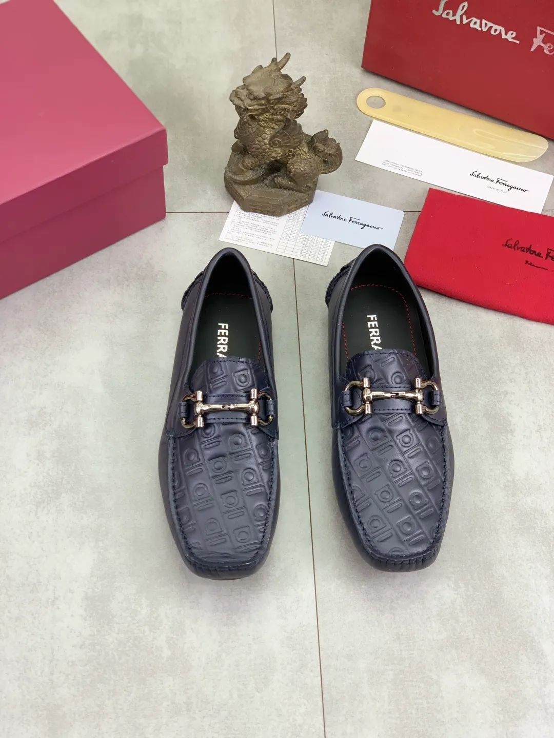 Men's shoes 💰P542 New model, high quality [Ferragamo/Ferragamo] Latest lazy slip-on shoes Original imported calfskin, imported cowhide lining + original luxury metal buckle + original combination outsole Comparison without pressure Code number: 38-45